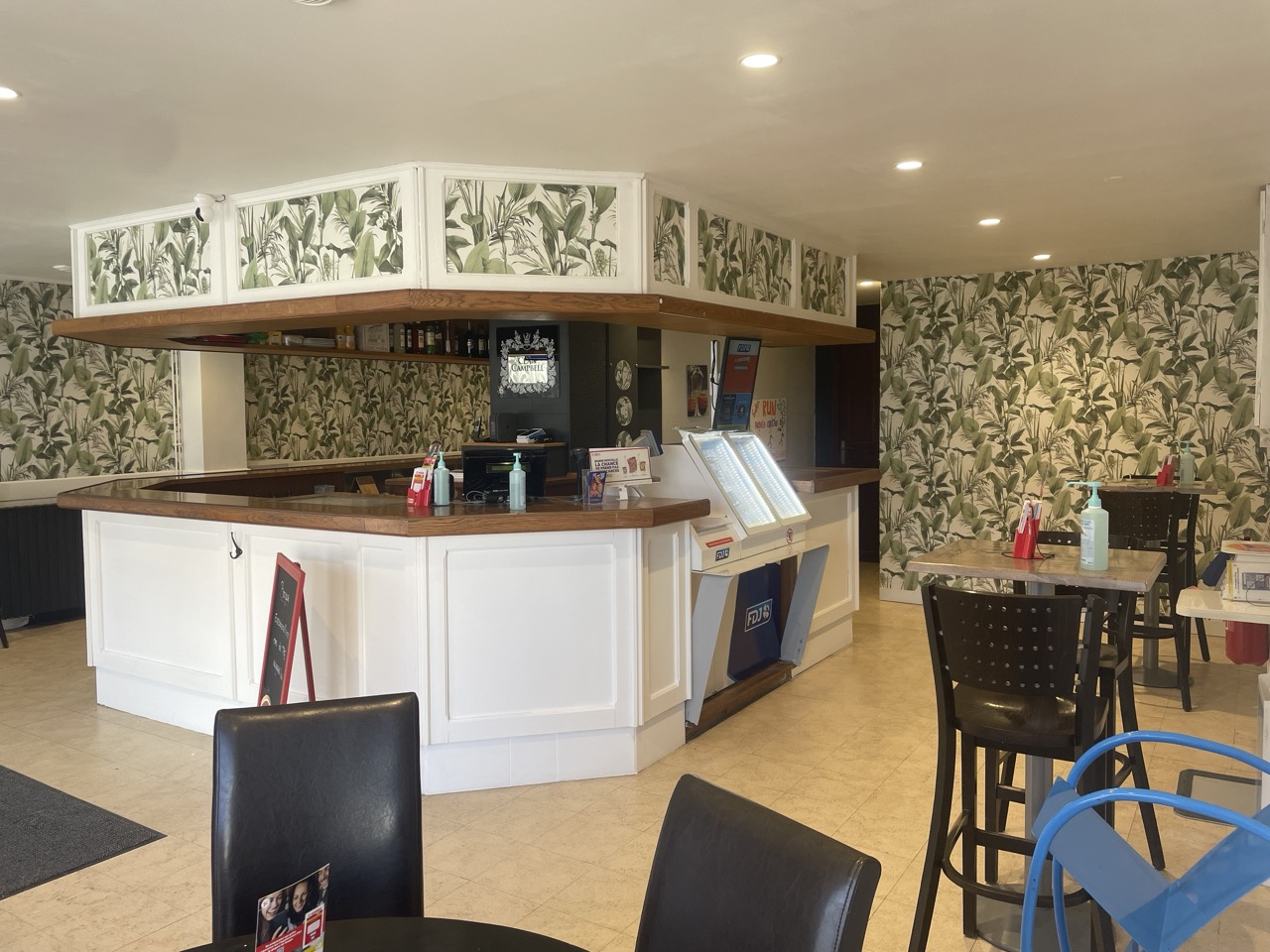 Salle principale avec tapisserie végétale